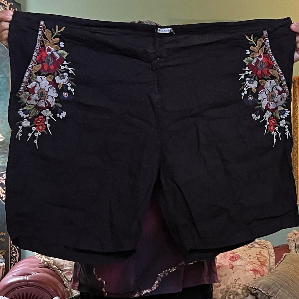 Johnny Was Black Floral Embroidered Women Shorts